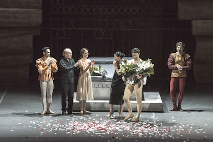 Al final de la función, el bailarín recibió varios ramos; entre ellos de Paloma Herrera, directora del Ballet Estable del Teatro Colón