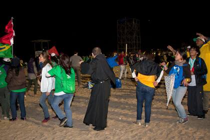 Al final de la jornada, algunos peregrinos se quedaron a bailar en la playa con DJs católicos