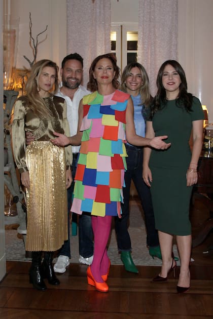 Al final de la velada, los invitados posaron juntos y divertidos.