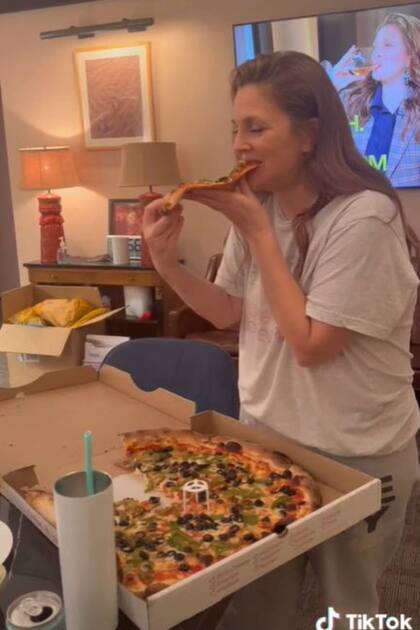 Al final de su video, Drew Barrymore comió la pizza de la manera tradicional