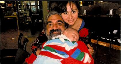 Al final de unas vacaciones, con su hijo León y su papá.