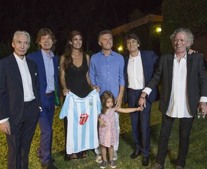 Al final del encuentro, Macri, su esposa y su hija posaron para la foto con la banda británica