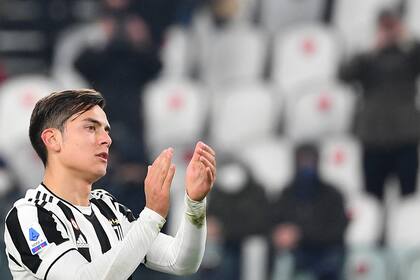 Al final del partido, Paulo Dybala aplaude, satisfecho por la victoria