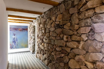 Al final del pasillo, obra del artista jujeño Víctor Montoya. Los pisos de calcáreos que eligió para toda la casa fueron encargados a una fábrica de San Salvador