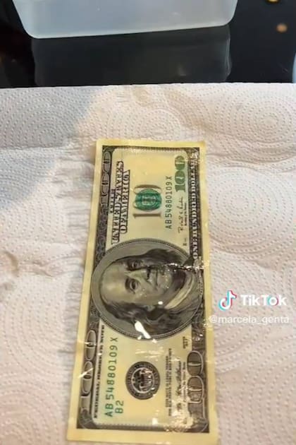 Al final del proceso, el billete de cien dólares queda como nuevo, según lo que cuenta la tiktoker Marcela Genta