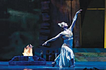 Al final: la bayadera. "Estoy agradecida con mi físico. Tengo algo especial. No es normal que a mi edad y después de 20 sin bailar un clásico completo, pueda hacerlo con menos de un mes de ensayo." La última función, con el Ballet del Teatro Argentino de la Plata, es hoy, a las 18, en el Luna Park.