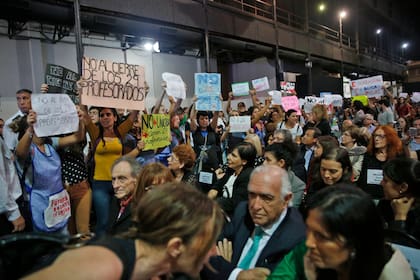 Al final, los manifestantes desde el fondo se acercaron al escenario a mostrar sus carteles