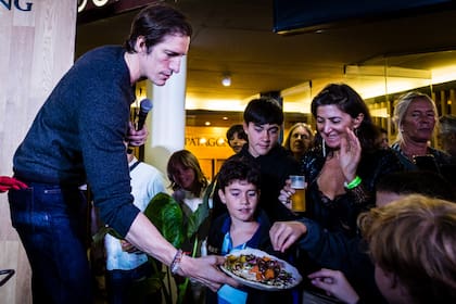 Al finalizar el plato, Iván de Pineda lo acercó al público para degustarlo.