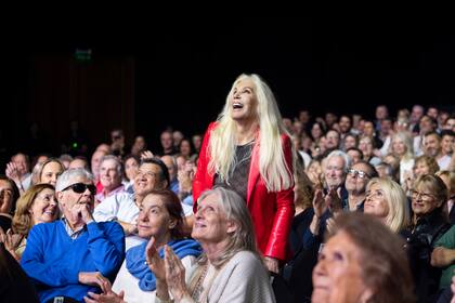 Al finalizar la obra, mientras el público ovacionaba a Moldavsky, Susana se puso de pie y se acercó hasta el escenario para saludar y felicitar al humorista, y luego se retiró junto a Mecha