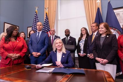 Al firmar la orden que rescinde los acuerdos 287(g) con el ICE, la gobernadora de Virginia remarcó que las fuerzas policiales aún emprenderán esfuerzos para terminar con los delitos