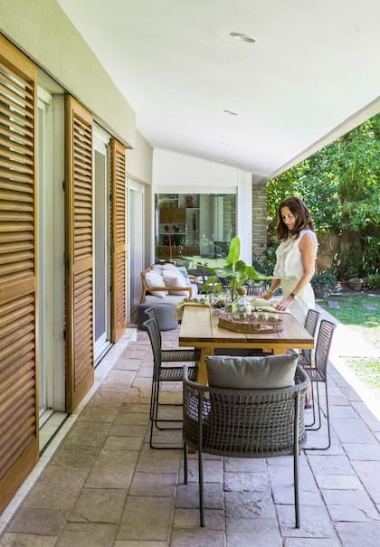 Al fondo de la galería, el paño fijo que le da transparencia al rincón de lectura.