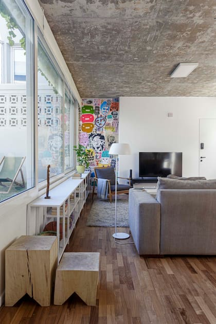 Al fondo, el mural que realizó in situ el grupo Buenos Aires Pasteup