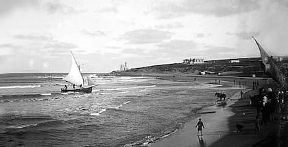 Al fondo, el Torreón del Monje. Mar del Plata, 1909