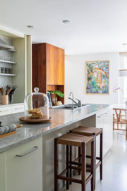 Al fondo, en el comedor diario, obra en colores (Luciana Garabello).