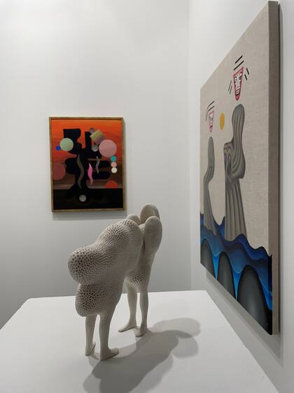 Al fondo, la obra de Fernanda Laguna comprada por Eduardo Costantini en Nora Fisch