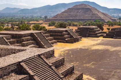Al fondo la Pirámide del Sol, en la ciudad de Teotihuacan