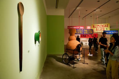 Al fondo, un horno de barro creado por Chaile