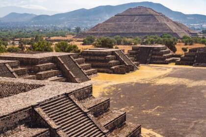 Al fondom la Pirámide del Sol, en la ciudad de Teotihuacan