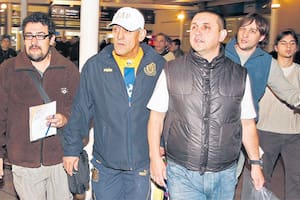 Al frente, con campera negra sin mangas, Pillín Bracamonte, de la barra de Central, en su regreso a Ezeiza