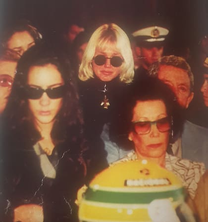 Al frente, la hermana y madre de Ayrton Senna, junto al caso del piloto; al fondo, Xuxa, uno de sus grandes amores