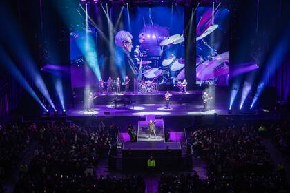 Al frente, Miguel Mateos sobre la tarima montada en el Movistar Arena; detrás, en la pantalla, la imagen de su hermano y eterno compañero musical, Alejandro Mateos, en batería