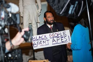 Un expulsado por un cartel, un fuerte cruce y la mayor ovación de la noche: las perlitas del discurso de Trump