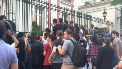 Al grito de los Stones, los fans pedían a Richards otro saludo