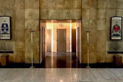Al hall de entrada se accede a través de una puerta giratoria y sin portero eléctrico