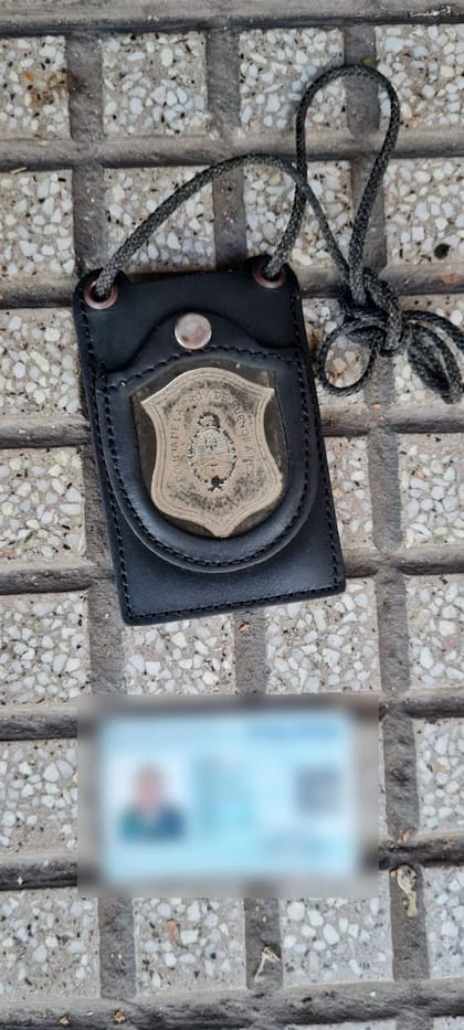 Al hombre le secuestraron una chapa colgante de la Policía Bonaerense