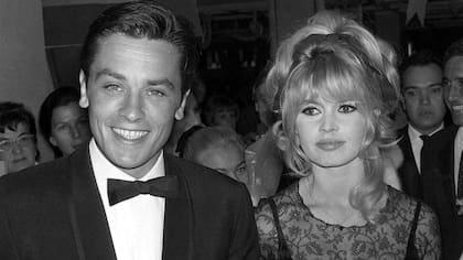 Alain Delon junto a Brigitte Bardot a mitad de los años sesenta, cuando ambos eran los más celebrados y fotografiados íconos del cine francés. Los actores se conocieron y se hicieron amigos en la filmación de la película Amores célebres (1961)