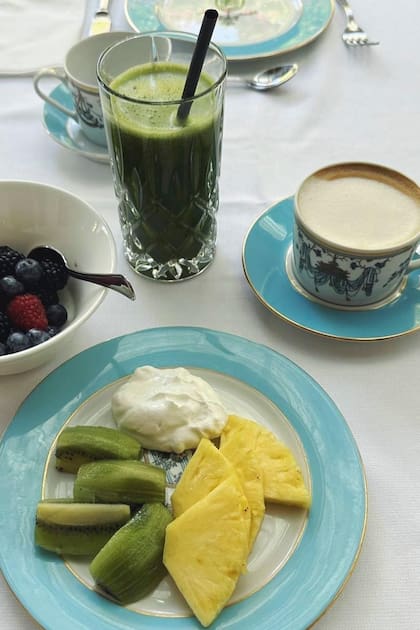Al igual que cuando está en Buenos Aires, en sus vacaciones Awada desayunó café con futas frescas -ananá, kiwi, arándanos, moras y frambuesas- y licuados detox.