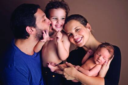 Al igual que cuando nació León, Sabrina y Germán eligieron hacer las clásicas fotografías “new born” de Beltrán como recuerdo. “El gordito se portó bárbaro, se la pasó durmiendo, casi no se dio cuenta. León llegó más tarde para sumarse al retrato familiar. Al principio no quería hacer nada y después