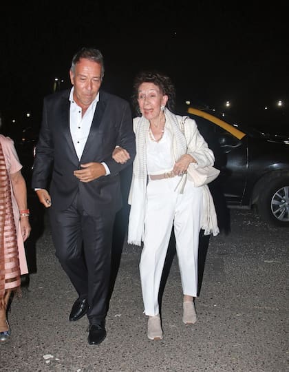 Al igual que el año pasado, Coca Calabró llegó del brazo de Alejandro Veroutis.