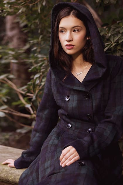 “Al igual que el arte, la moda y el diseño generan impacto sobre el cual me interesa trabajar”, dice Jazmín, aquí, con un sobretodo escocés que
consiguió en un local vintage.