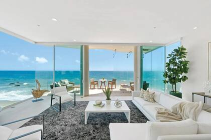 Al igual que el resto de los ambientes, las paredes vidriadas de la sala principal exhiben la imponente vista panorámica de Malibú.