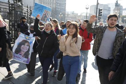Al igual que en su casa, simpatizantes de Cristina fueron a darle apoyo al Congreso