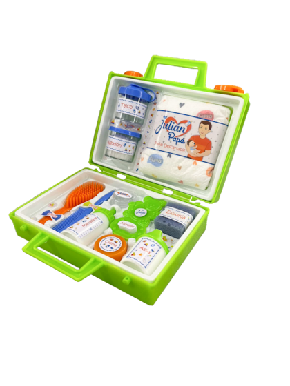 Al igual que Juliana Mamá, la versión masculina de la valijita incluye varios ítems para jugar a ser padre
