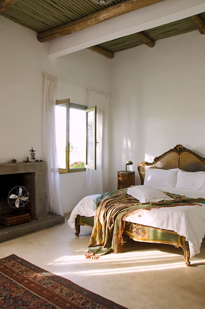 Al igual que la cama veneciana, las mesas de luz y la lámpara de escritorio se compraron en un remate. La ropa de cama es de ML Fabrics, una marca de los Países Bajos que Fabiana representa en Uruguay. La manta al pie es uruguaya y está hecha de lana y seda.