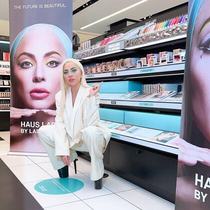 Al igual que Lady Gaga, Hailey Bieber logró colocar sus productos en Sephora, un gigante internacional del mundo de la belleza