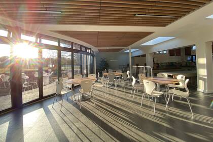 Al igual que las aulas, el comedor también tiene grandes ventanales por los que entra luz natural.