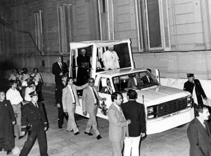 Al igual que los vidrios laterales, el piso del papamóvil fue completamente blindado. En la imagen, Juan Pablo II pasea por la explanada de la Casa de Gobierno.