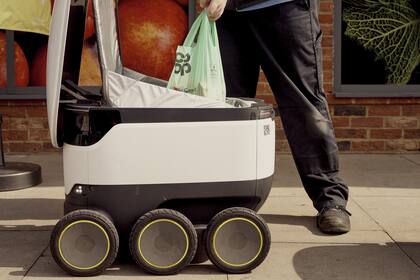 Al igual que muchas otras localidades en Reino Unido, las tiendas en Milton Keynes utilizaron robots delivery para mantener la cuarentena durante la pandemia de coronavirus covid-19