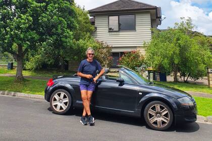 Al igual que muchos locales, hoy Daniel maneja un descapotable sin importar el clima.