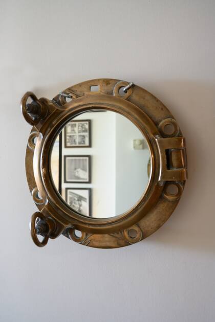 Al igual que otros objetos, este ojo de buey es parte del tesoro personal de Dotto: "Lo tengo desde los tiempos en los que venía a La Fontana. Un amigo me lo guardó durante años ", cuenta.