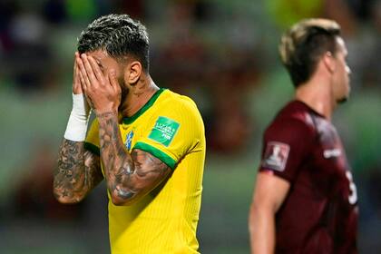 Al igual que para Gabriel Barbosa, el primer tiempo de Brasil fue para agarrarse la cabeza; Venezuela dominaba y estaba 1-0 arriba.
