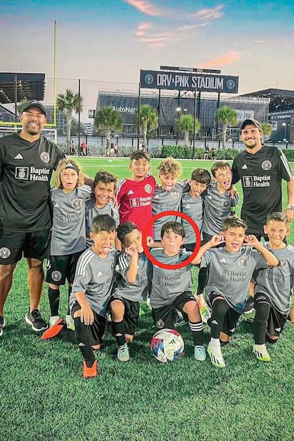 Al igual que su hermano mayor, Mateo también se sumó al club de su padre.