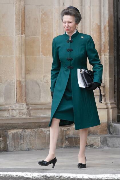 Al igual que su madre y que la duquesa de Cornwall, la princesa Ana llevó un abrigo “verde Edimburgo”, en honor al color del uniforme oficial de su padre. 
