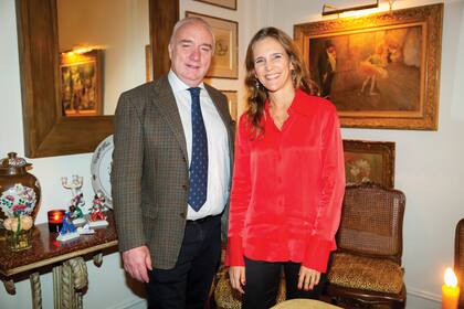 Al igual que su padre y con el mismo nombre, el decorador Rafael Cash y su mujer, Eugenia Ares.