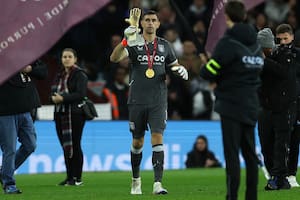 Ovación, trofeos, banderas y reconocimiento para Emiliano Martínez en Aston Villa