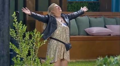 Al ingresar al patio de la casa de Gran Hermano, Petrona se arrodilló y le agradeció a Dios